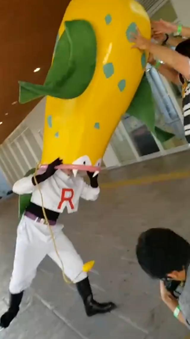 有人cos小次郎被大食花吃两名汉子扶着主角仍累得手都麻了