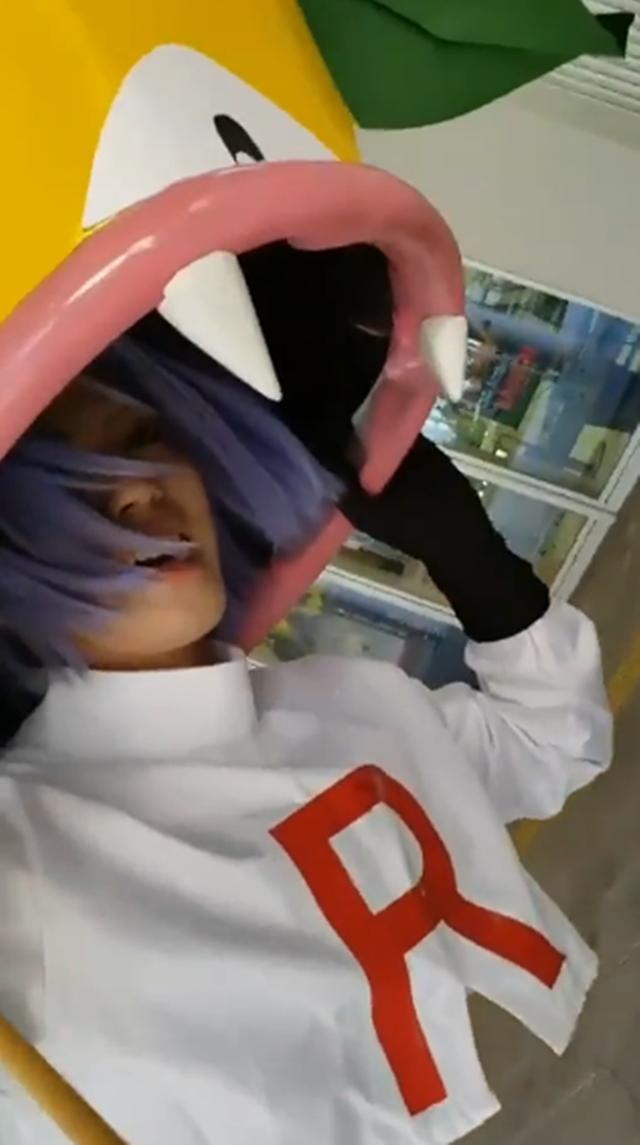 有人cos小次郎被大食花吃两名汉子扶着主角仍累得手都麻了