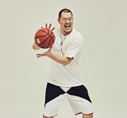 要知道这只是角色扮演而已,他的演员名字叫做张恒瑞,是一个身材高大的