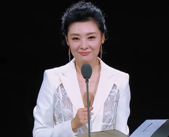 51岁周涛配音哪吒惊艳全场,妆容精致状态好,尽显温婉大方