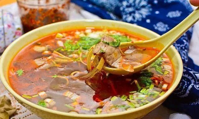 酸辣牛肉汤,吃起来又酸又辣,而且汤汁鲜美,非常好吃