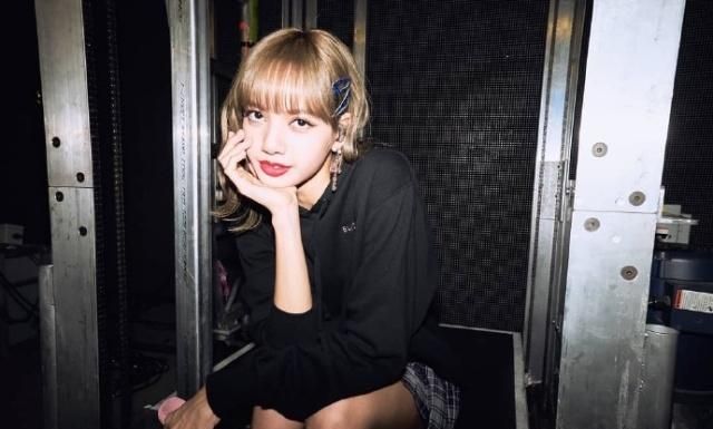 Lisa摆脱人间芭比称号,红唇妆容极具诱惑,辣妹称号更适合她