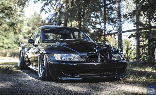 采用全黑色车漆的宝马z3 coupe,改装特立独行的宽体低趴姿态