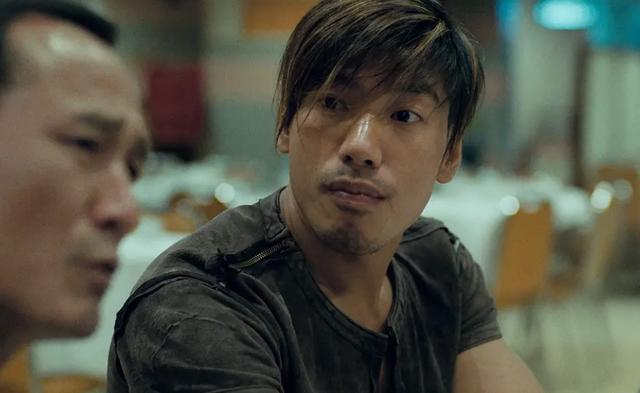 "乌鸦"张耀扬与女友近照 两人手上戒指抢眼 这是结婚了吧