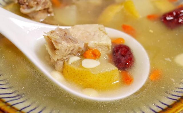 好喝到停不下来的冬日润肺雪梨杏仁猪骨汤