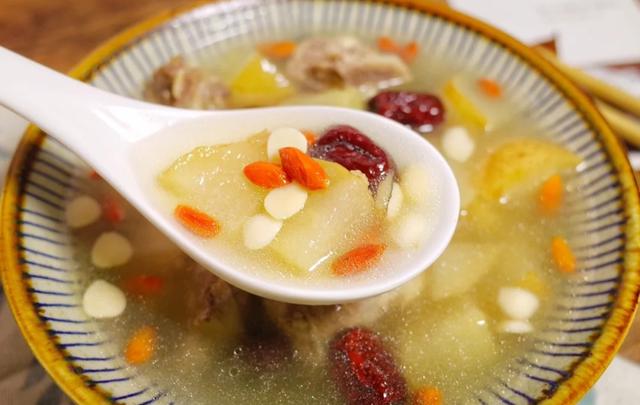 好喝到停不下来的冬日润肺雪梨杏仁猪骨汤