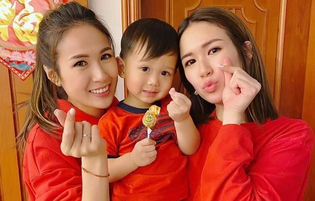 40岁胡杏儿一家罕见露面,2岁儿子萌翻众人,老公搂美女心情好|庄思明