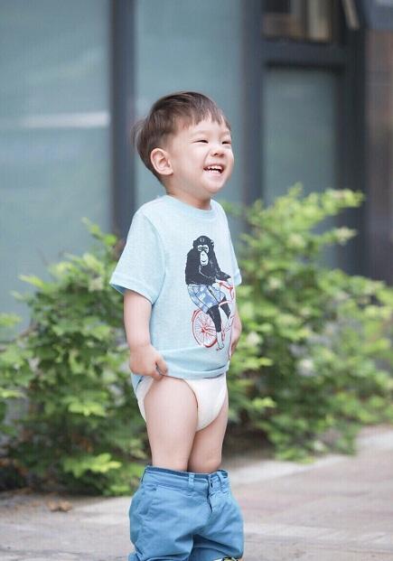 嗯哼又掉了一颗门牙说话漏风,画新年愿望还不让父母看,调皮可爱