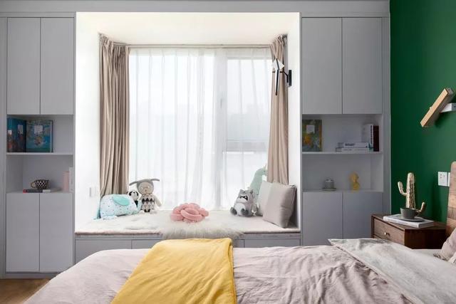 内飘窗占卧室面积,业主请师傅一锤抡掉,楼上楼下邻居吓到要搬家