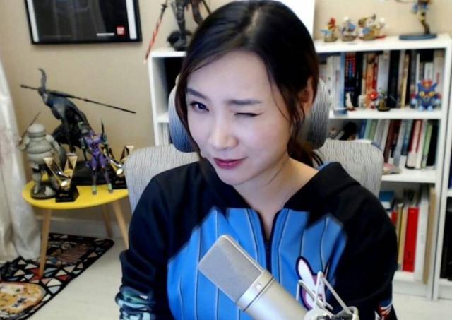 不愧是斗鱼tv牌面主播女流66被新京报整版报道成主播第一人