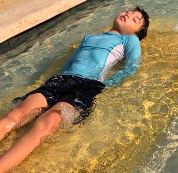 谢振南熟悉水性,张柏芝忙着顾张承礼,谢霆锋小儿子独自仰泳