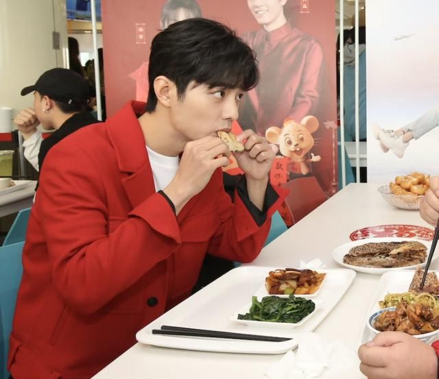 肖战在食堂被偶遇,身穿红色衣服喜气洋洋,吃东西的样子很斯文