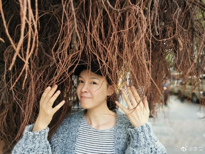 李艾晒游玩素颜"纯生图",妆前妆后差距明显,简直判若两人