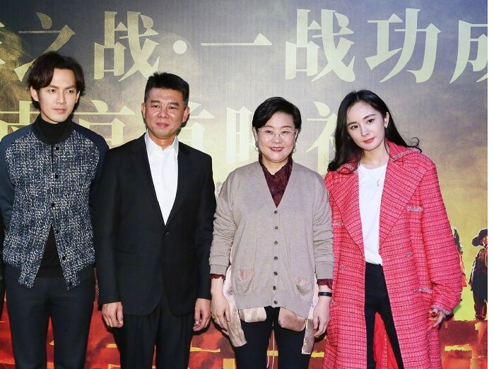 钟汉良和杨幂同框两种纹理外套穿搭好时尚比年轻还是男方赢了