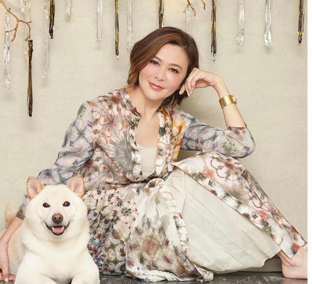 57岁关之琳,穿灰色卫衣配扎染牛仔裤走机场,完全没有中年妇女样