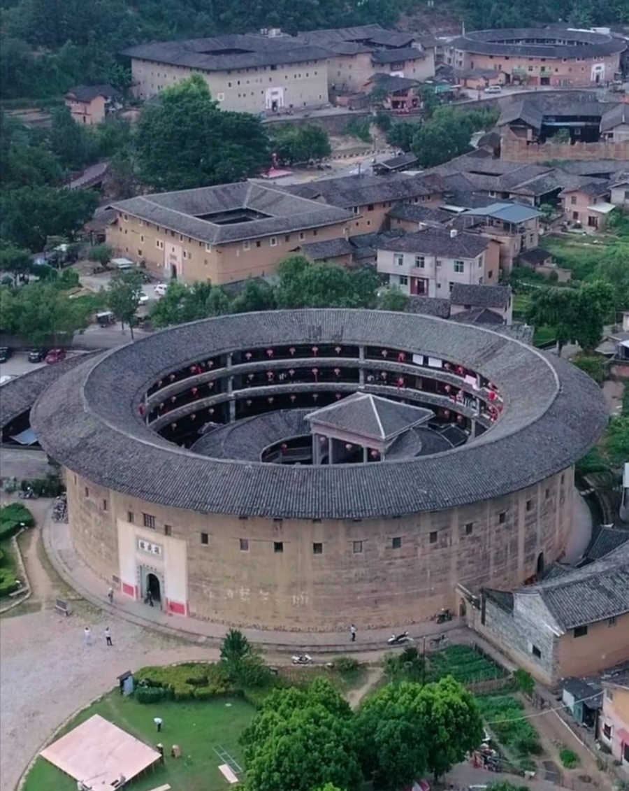 福建土楼历史悠久独特的建筑吸引各地游客