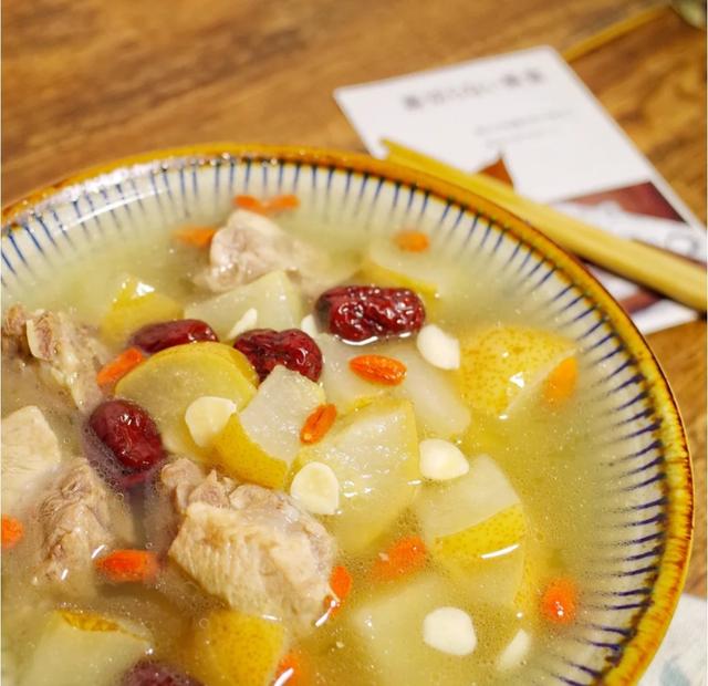 好喝到停不下来的冬日润肺雪梨杏仁猪骨汤