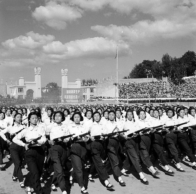 60年代女民兵清纯戎装照巾帼不让须眉