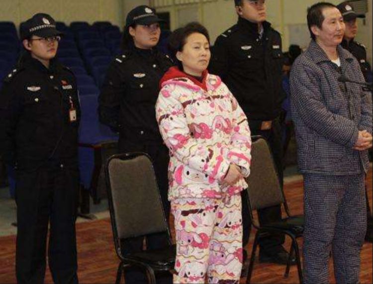 重庆"女黑老大"三姐,茶楼里建起"小姐集中营",手段残忍狠毒