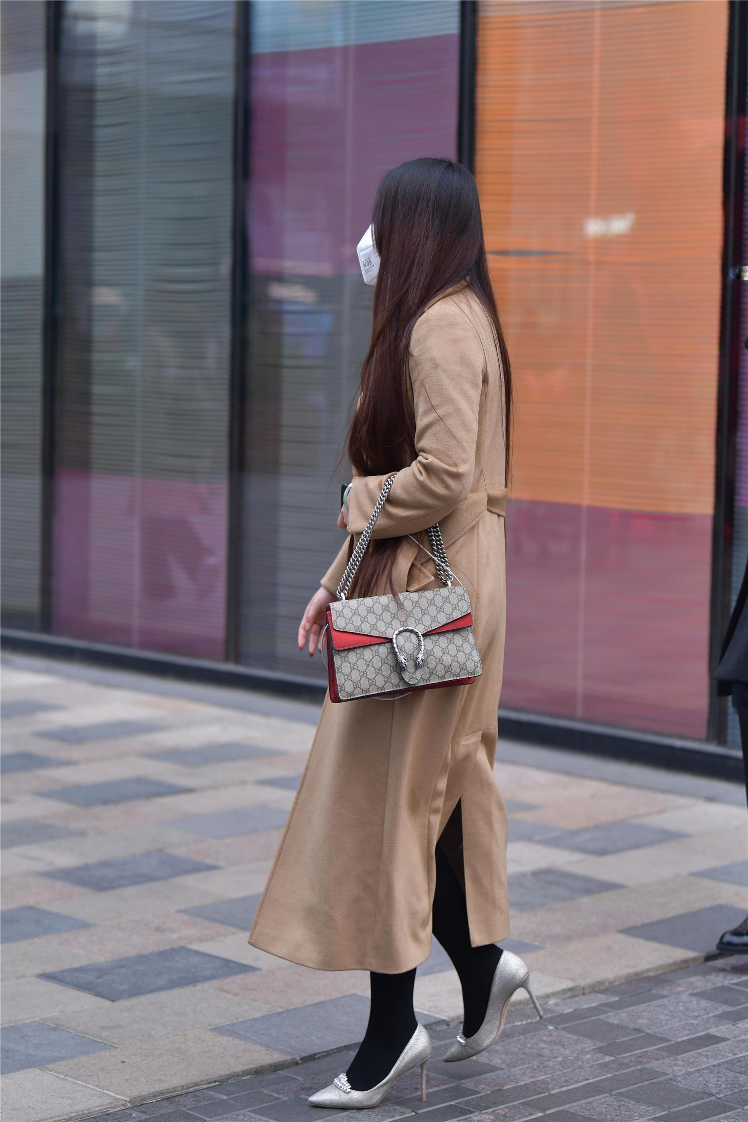 冬季里穿着细高跟单鞋,不冷么?还是美女真的是冻出来的?