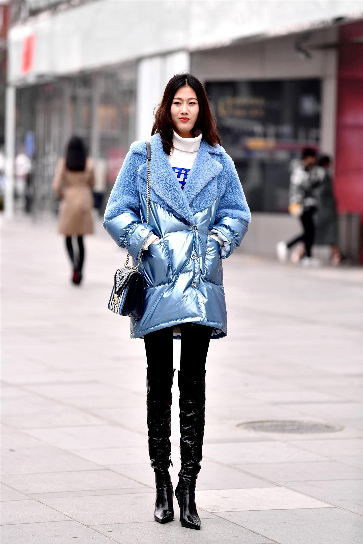 8厘米的细跟漆皮尖头长靴,搭配拼接材质羽绒服,穿出大气