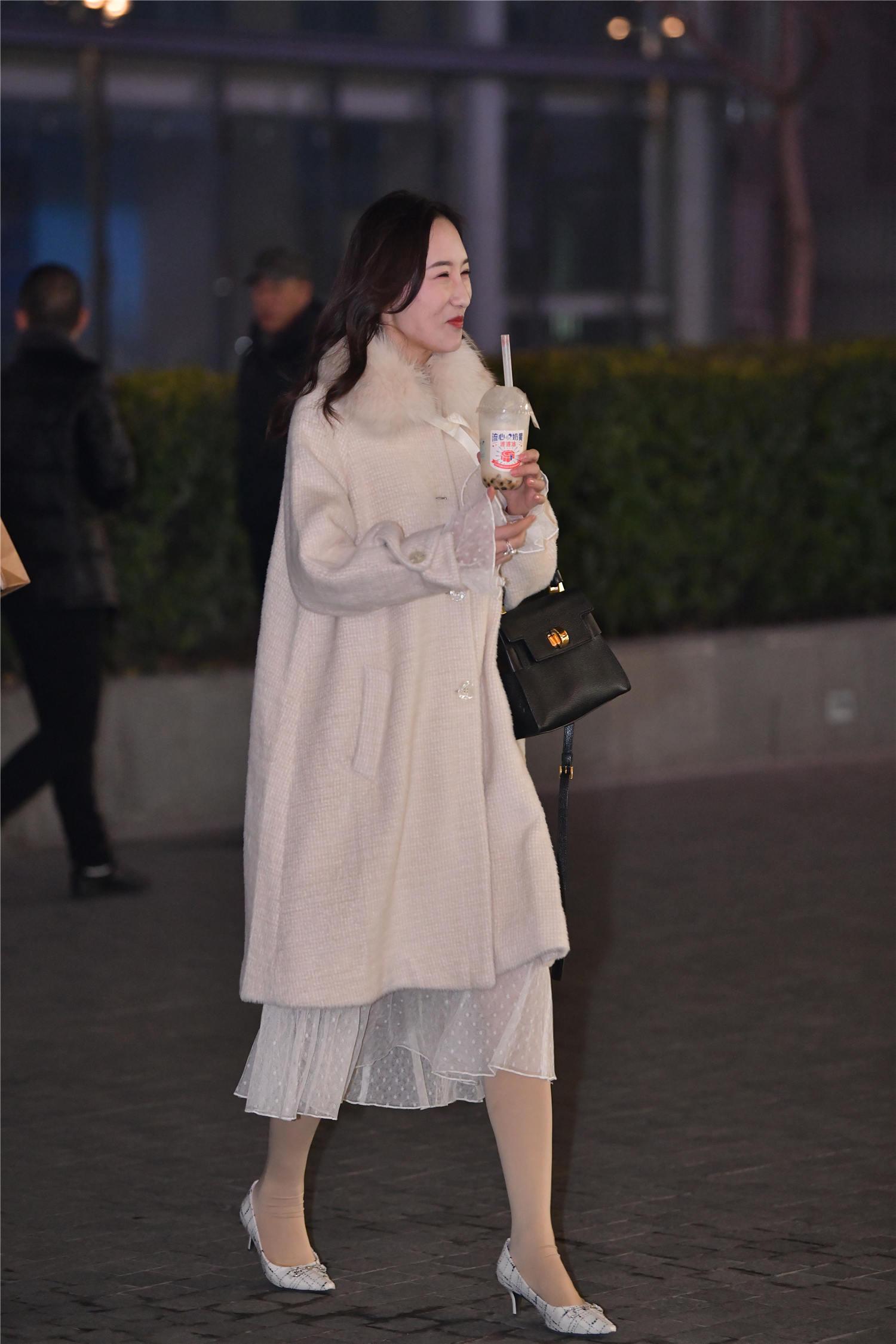 冬季里穿着细高跟单鞋,不冷么?还是美女真的是冻出来的?