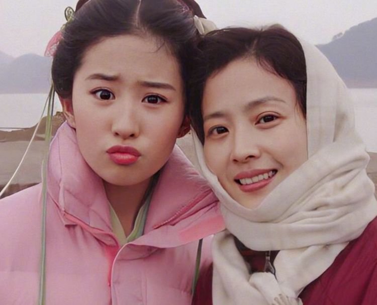 原以为阚清子母女够像了,但看到杨紫母女,才懂啥是"复制粘贴"