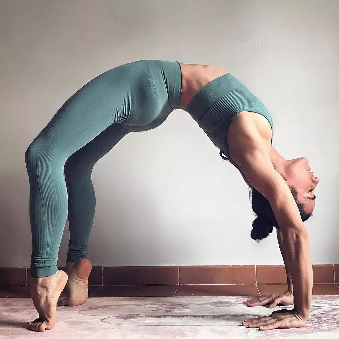 看李菲儿的小蛮腰,每天十分钟瑜伽,再胖也能瘦下来