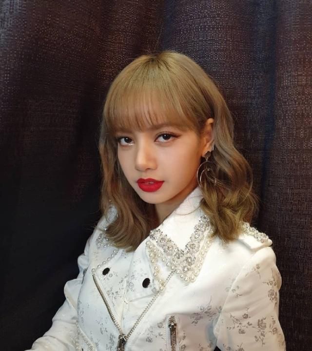 Lisa摆脱人间芭比称号,红唇妆容极具诱惑,辣妹称号更适合她