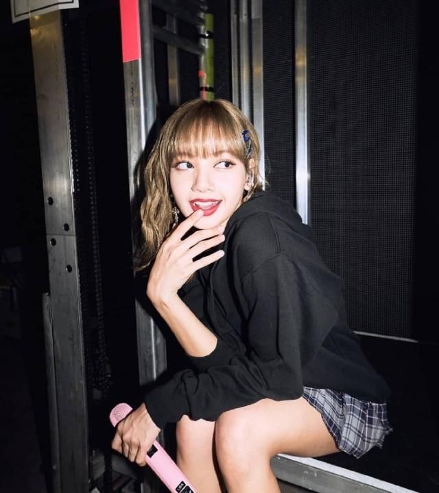 Lisa摆脱人间芭比称号,红唇妆容极具诱惑,辣妹称号更适合她