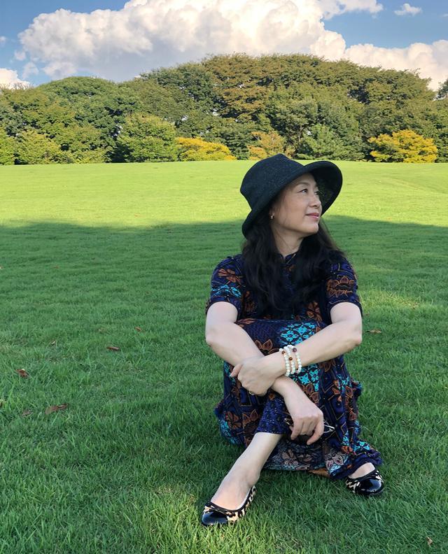 吴玉芳穿细带裙凹造型,高开衩裙摆秀好身段,56岁状态不见岁月感