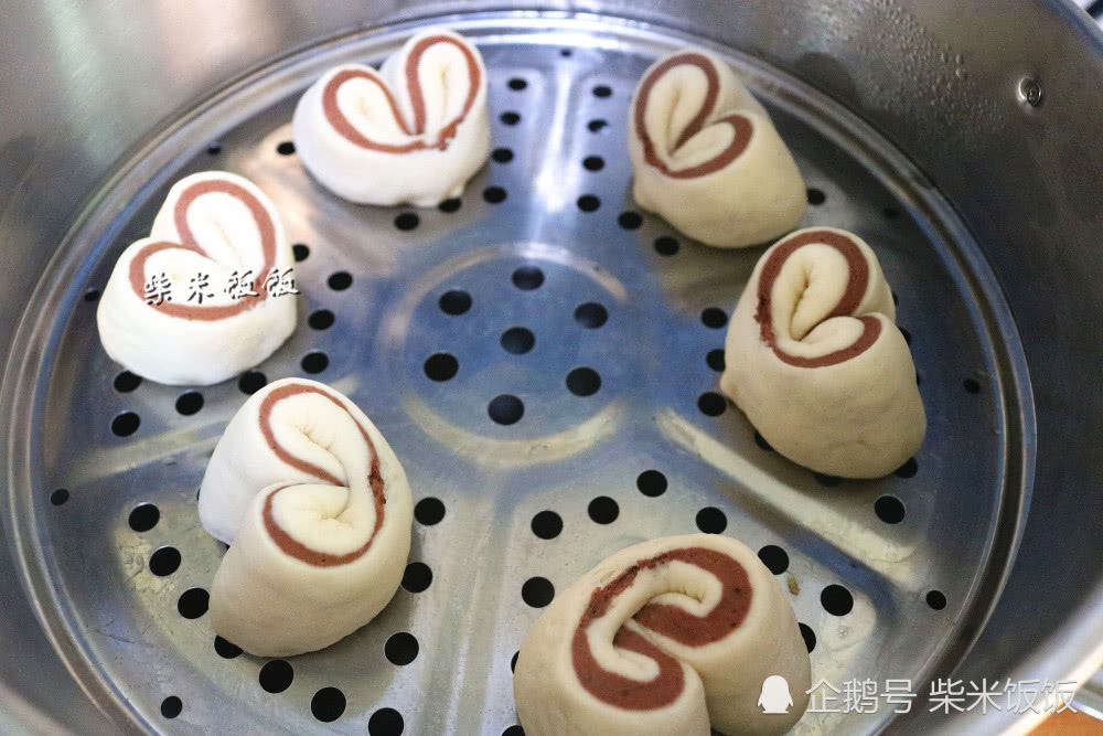 【食材】面粉400克,酵母4克,白糖30克,可可粉3克【双色爱心馒头】这款