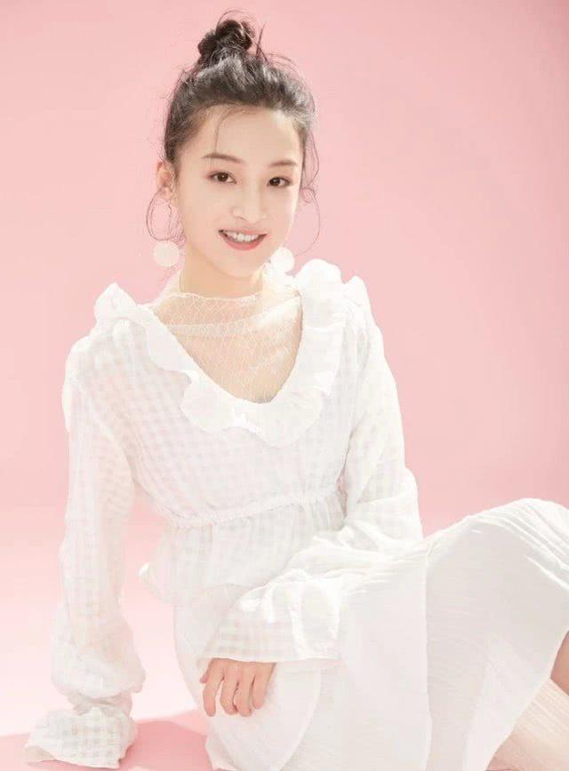 庆余年的叶轻眉是她14岁穿粉笔袜腿长逆天了