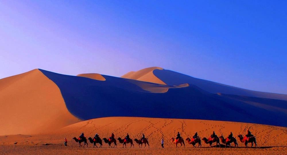 塞外风光一绝,敦煌除了莫高窟还有一座山和一湾泉,沙漠奇观