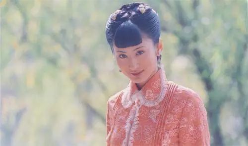 2005年,郭珍霓通过饰演《哑巴新娘》中柳湘君一角出道,不谙世事的她让