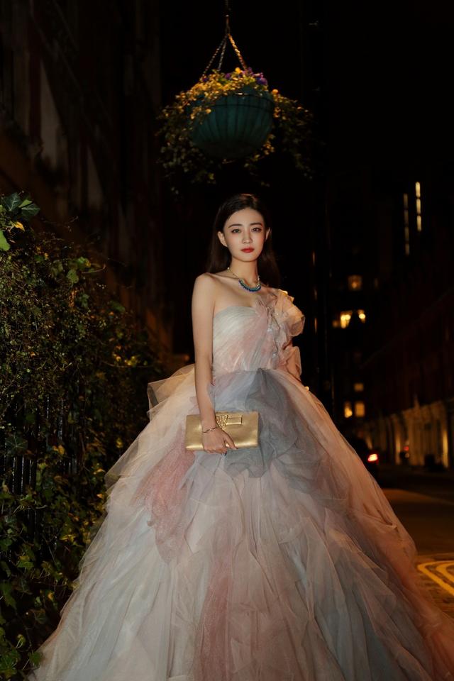 徐璐身材也太好了吧一袭蓝色渐变抹胸礼裙甜美又有时尚范