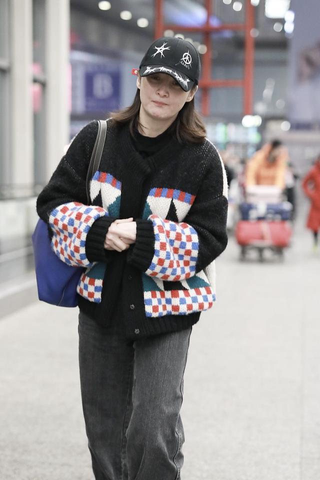 蒋勤勤也老了,一身奶奶装走机场,44岁素颜过于真实