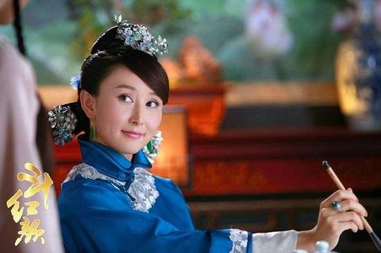 她最著名的两部电视剧叫《孝庄秘史》和《康熙秘史》;胡静