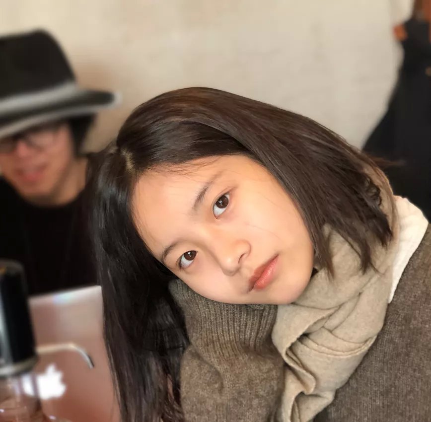 李庚希晒素颜照,看清眉毛眼睛细节,是21岁女孩最真实的样子