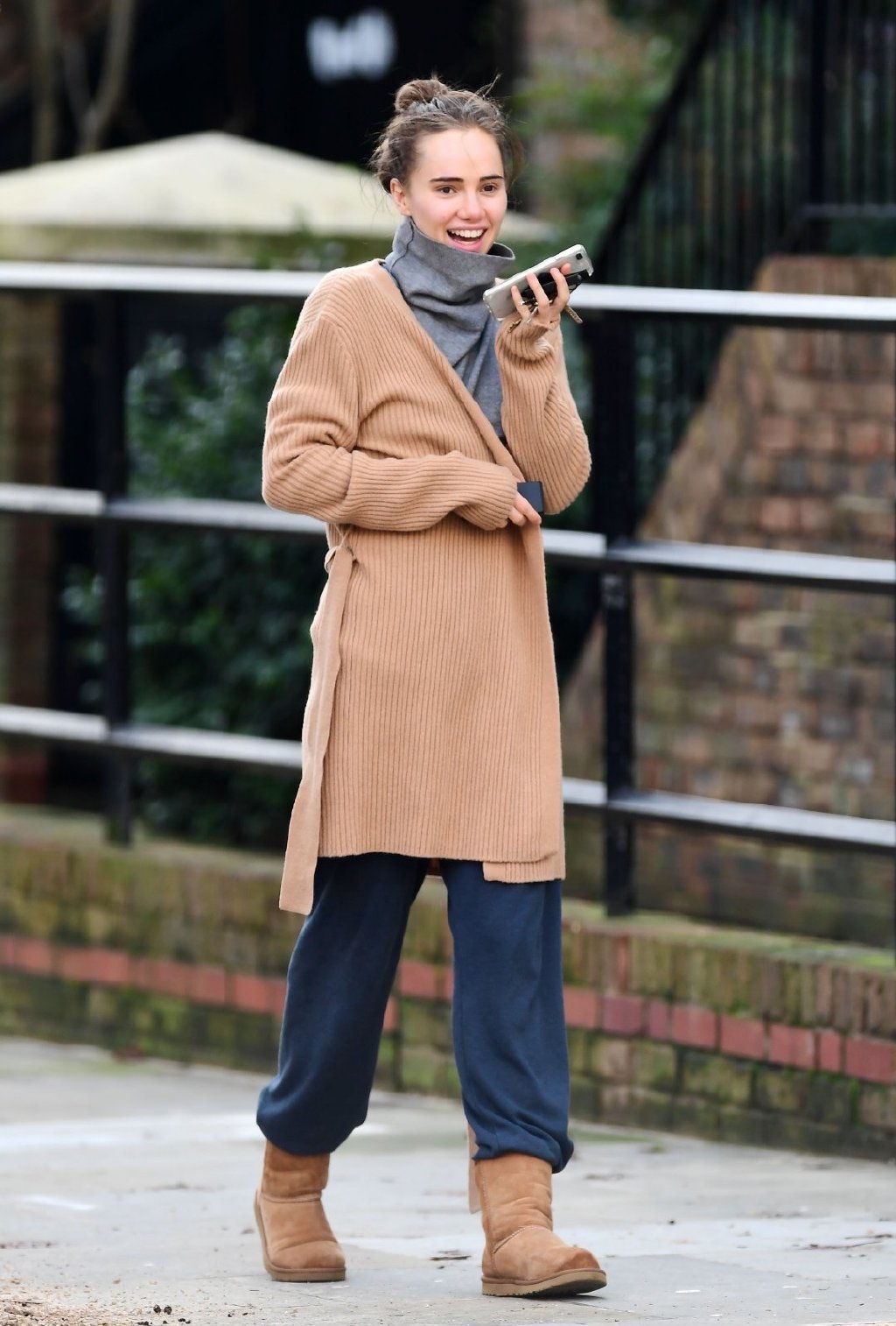 罗伯特·帕丁森女友现身街头!27岁的“水房姑娘”,气质超级治愈