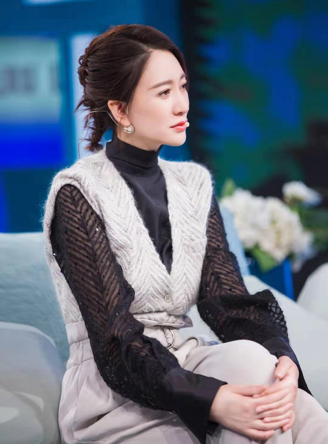 李小冉录制《非常静距离》,一身连体装配短靴,43岁美得优雅出众