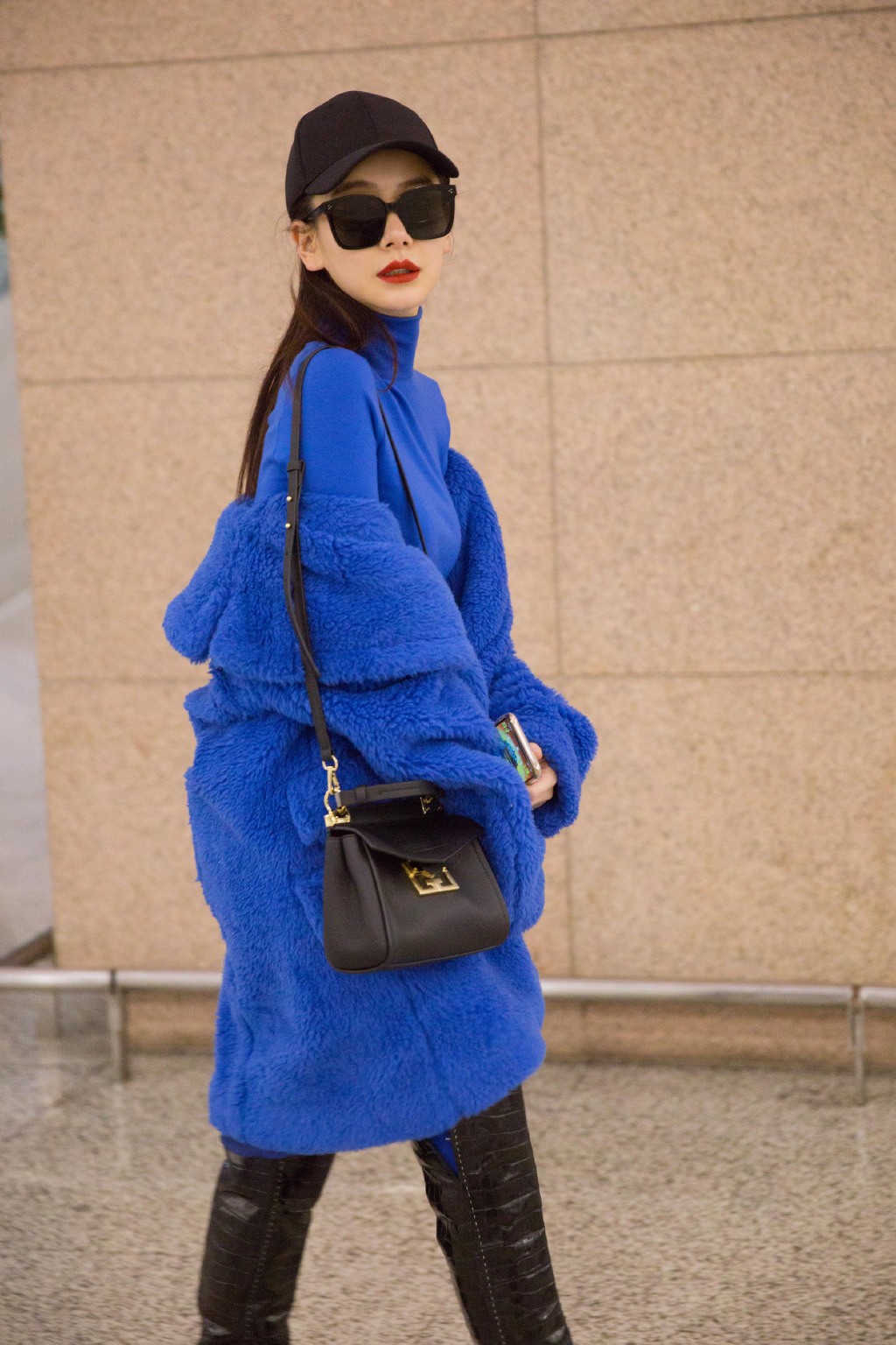 戚薇成穿搭博主,蓝色泰迪熊大衣配长筒靴,亮眼吸睛气场1米8
