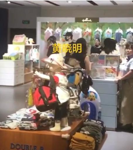 baby黄晓明在母婴店购物，看两人间的距离，网友：早猜到了