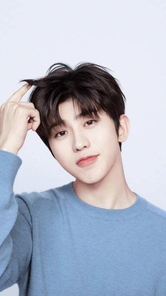 21岁蔡徐坤13岁和鞠萍主持,14岁和何炅对戏,曾放弃进tfboys?