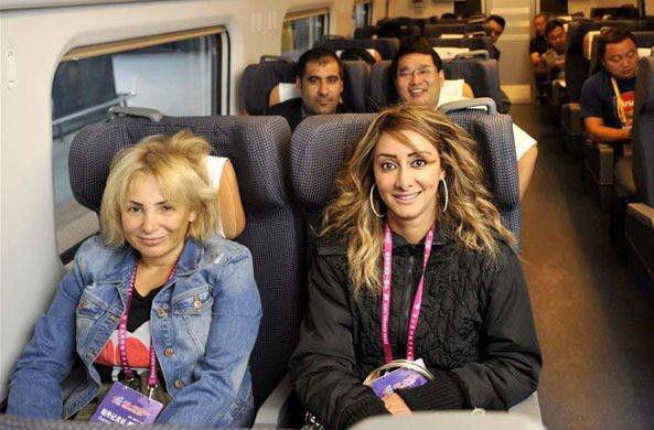 印度人第一次坐中国高铁,感叹候车厅大得像机场