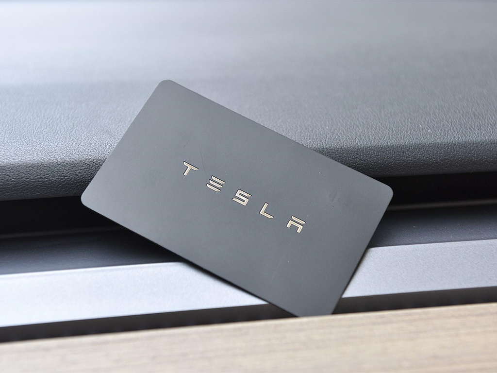 惊掉你的下巴！ 美国一男子将特斯拉钥匙芯片植入手背！