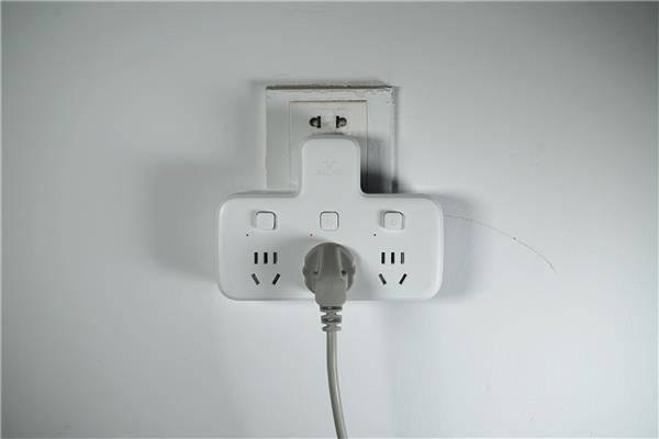 电器插头观察过吗有两个孔有什么用现在才明白