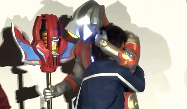 皮套演员献上花束,小陆抱着捷德大哭