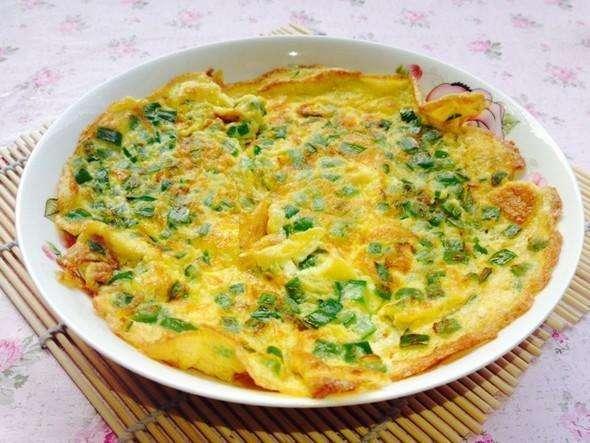 青椒荷包蛋材料:鸡蛋4只,青椒块80克,大蒜,豆豉各少许.
