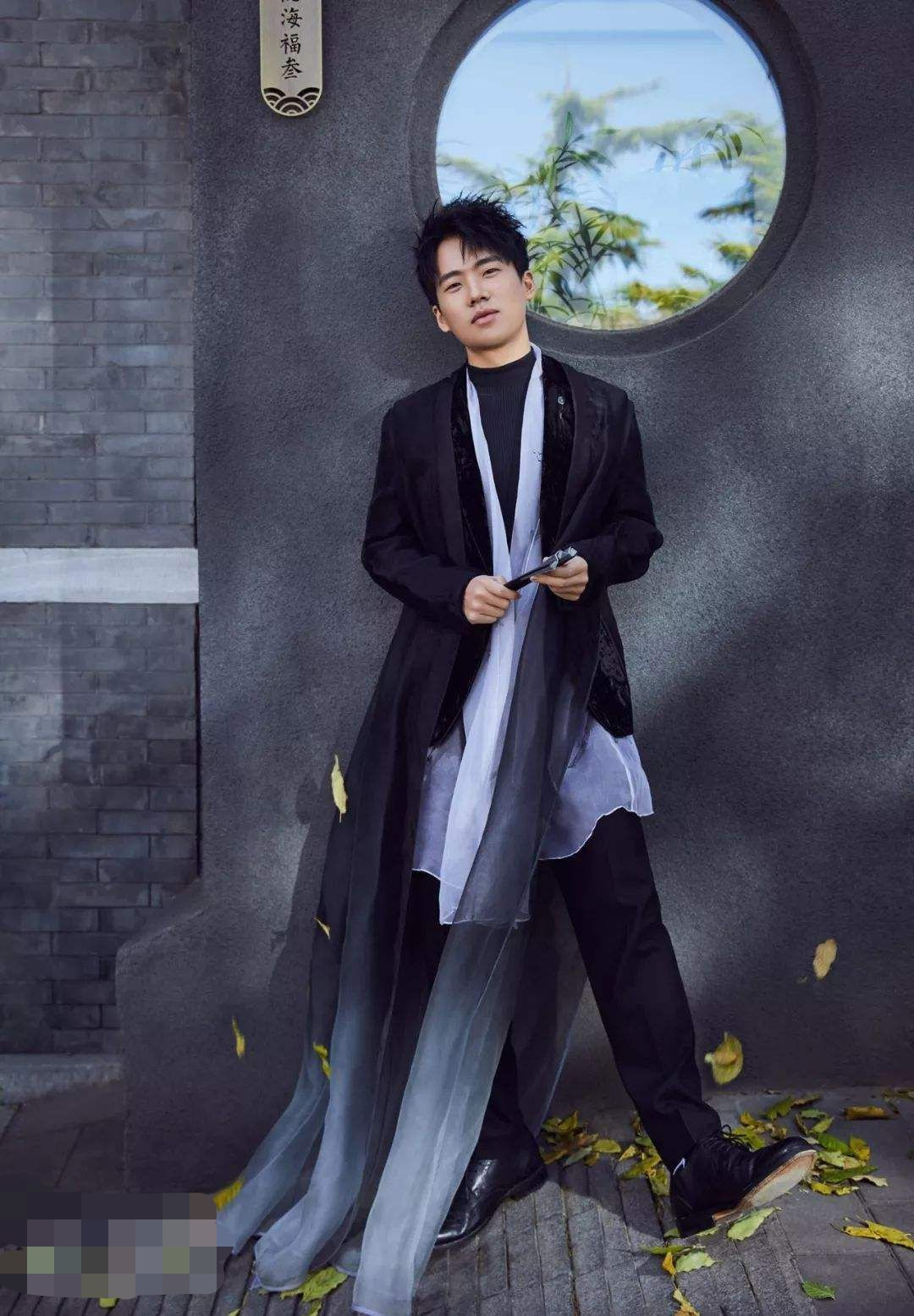 属于"富二代"的写真,有点甜时尚解读张若昀和郭麒麟这"兄弟二人"还真